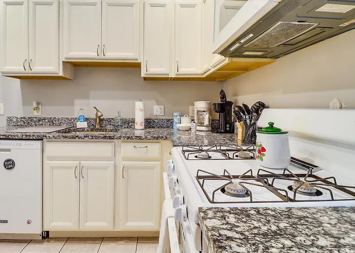 5 Mi To Dtwn Pittsburgh! Pet-friendly Unit W/ Yard *
